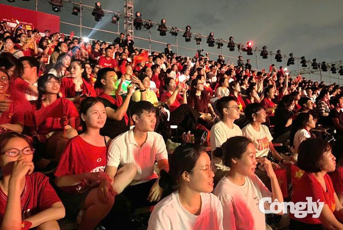 Biển người vây kín Khu đô thị Vạn Phúc đón xem chương trình “Tổ quốc trong tim”. Chương trình diễn ra lúc 20 giờ, do Báo Nhân Dân phối hợp UBND TP.HCM tổ chức, tiếp nối thành công của mùa đầu tiên tại Hà Nội năm 2025.