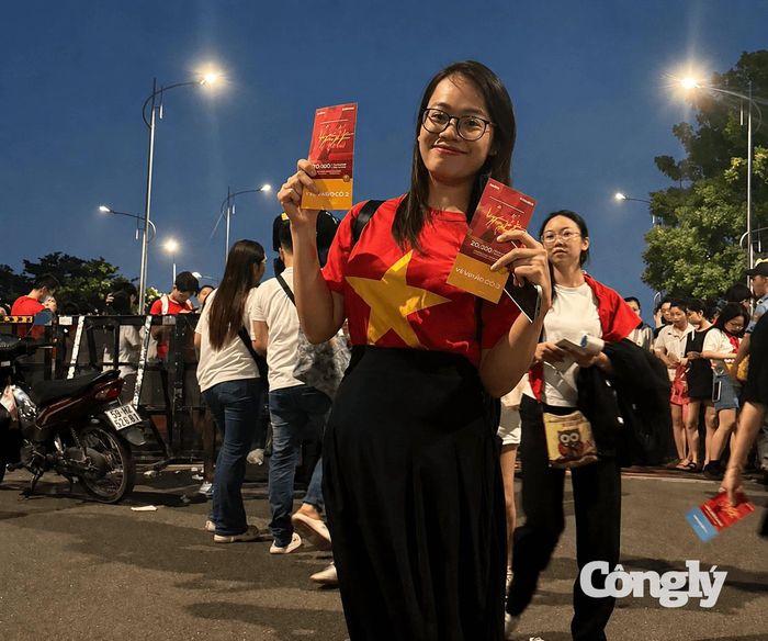 Còn chị Mỹ Quỳnh (TP.HCM) bày tỏ, điều khiến chị ấn tượng nhất là hình ảnh đông đảo khán giả cùng khoác lên mình sắc đỏ, mang theo cờ Tổ quốc và háo hức chờ đợi chương trình. “Tôi cảm thấy rất vui và xúc động khi được cùng hàng chục nghìn người tham dự một chương trình có ý nghĩa như thế này. Không khí bên ngoài đã rất sôi động, càng khiến tôi mong chờ đến lúc chương trình chính thức bắt đầu”, chị Quỳnh nói.