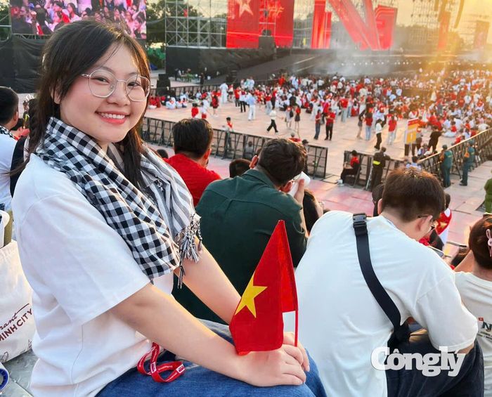 Có mặt từ sớm tại chương trình, bạn Như Huỳnh (TP.HCM) chia sẻ: “Là một người trẻ, tôi rất tự hào khi được tham gia chương trình đặc biệt ý nghĩa này, lượng người rất đông, dù phải chờ khá lâu nhưng tôi và mọi người đều rất háo hức vì muốn được trực tiếp”.
