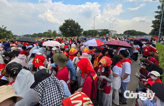 Công tác kiểm soát an ninh được triển khai chặt chẽ, khán giả được hướng dẫn xếp hàng, kiểm tra và di chuyển vào khu vực sân khấu theo từng luồng.