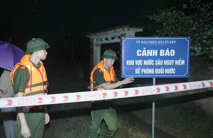 Công an xã Kép cắm biển cảnh báo ở tuyến đường vào thôn Phan Thịnh.