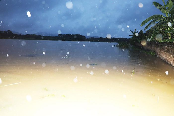 Tính đến 19h ngày 23/8, trên địa bàn xã Kép, mưa vẫn tiếp diễn, nước sông Thương tiếp tục dâng cao.