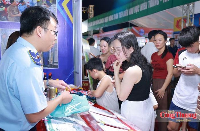 Chị Nguyễn Thị Lan (trú phường Thành Sen, Hà Tĩnh) chia sẻ, hôm nay đến hội chợ, được cán bộ QLTT tận tình chỉ cách soi tem chống giả, phân biệt qua độ nét của chữ và màu sắc bìa sách. “Tôi thấy rất hữu ích và yên tâm hơn hẳn khi đi mua sắm”, chị nói.