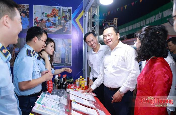 Trước đó, tối ngày 21/8, Hội chợ triển lãm sản phẩm công nghiệp nông thôn tiêu biểu khu vực miền Trung - Tây Nguyên năm 2026 chính thức khai mạc tại Quảng trường Trần Phú, phường Thành Sen, tỉnh Hà Tĩnh.