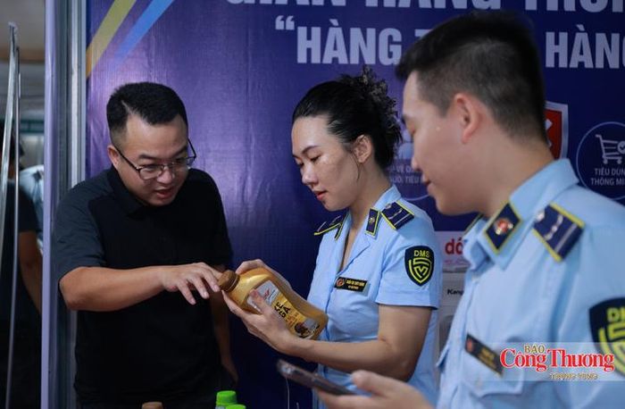 “Khi gian hàng đặt hàng thật và hàng giả cạnh nhau, lại có chuyên gia phân tích cặn kẽ thế này thì chúng tôi mới nhận ra những chi tiết khác biệt tinh vi. Mong lực lượng chức năng sẽ có thêm nhiều hoạt động tuyên truyền trực quan thế này”, ông Phạm Xuân Sinh (phường Trần Phú, Hà Tĩnh) bày tỏ.