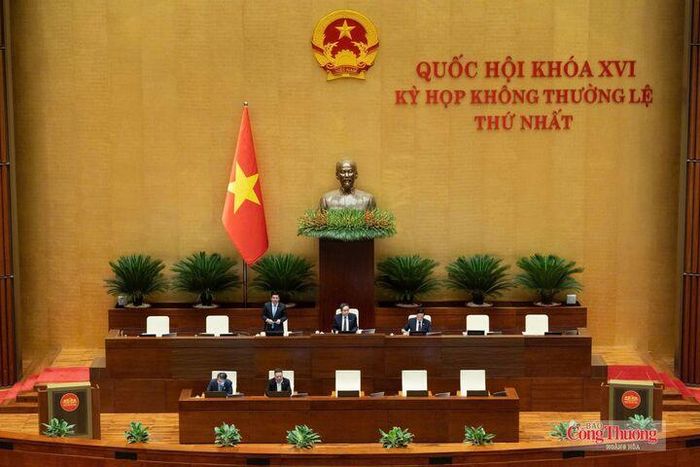 Phó Chủ tịch Quốc hội Nguyễn Hồng Diên điều hành nội dung Quốc hội biểu quyết thông qua dự án Luật Dầu khí (sửa đổi).