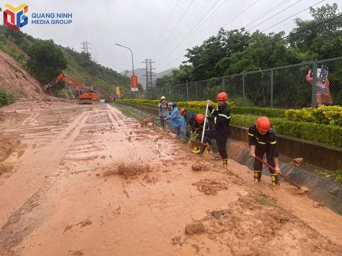 Lực lượng chức năng đặc khu Vân Đồn, tỉnh Quảng Ninh khẩn trương khắc phục tình trạng sạt lở do ảnh hưởng cơn bão số 4. Ảnh: Quang Ninh Media Group