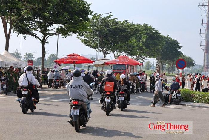 Theo ghi nhận của phóng viên, từ khoảng 15h chiều, dòng người đổ về khu vực Vạn Phúc ngày càng đông. Nhiều khán giả mang theo vé, chủ động kiểm tra thông tin chương trình và chuẩn bị cho một buổi tối đặc biệt. 