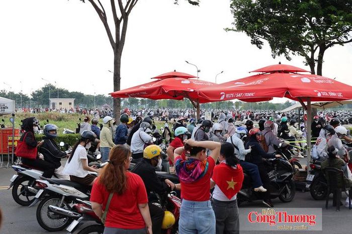 Bên ngoài khu vực sân khấu, công tác chuẩn bị được triển khai khẩn trương. Các lực lượng chức năng phục vụ phân luồng giao thông liên tục kiểm tra, hướng dẫn khán giả di chuyển vào đúng khu vực. 