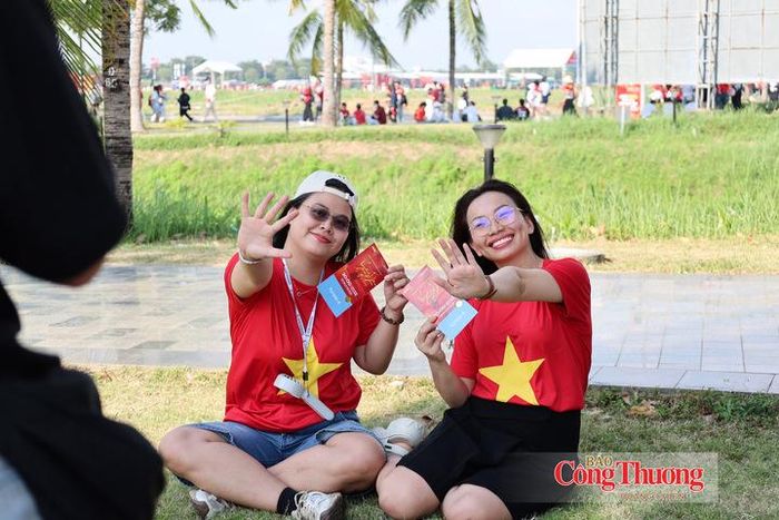 Nhiều bạn trẻ có mặt từ sớm, tranh thủ check-in tại khu vực bên ngoài sân khấu và lưu lại những khoảnh khắc đáng nhớ trước khi chương trình bắt đầu.