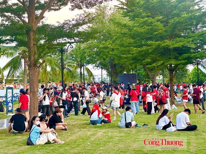 Không khí sôi động phía bên ngoài khu vực biểu diễn.