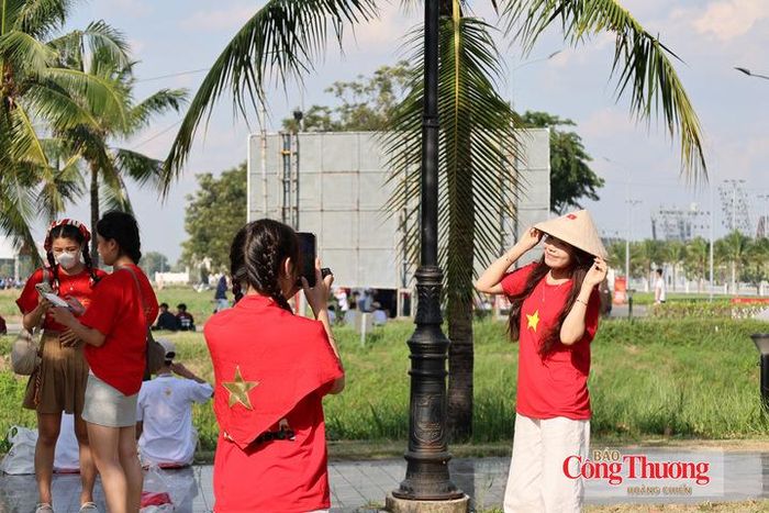 Bạn Huỳnh Anh Thư (19 tuổi, phường Bình Dương) cho biết: "Em đã có mặt tại khu vực tổ chức từ khoảng 14h để có thể chủ động lấy vé và trải nghiệm không khí trước chương trình. Dù lượng khán giả rất đông nhưng mình thấy công tác tổ chức khá bài bản, các khu vực check-in, hướng dẫn và phân luồng được bố trí rõ ràng. Em rất háo hức chờ đến giờ chương trình bắt đầu và mong sẽ có một buổi tối thật đáng nhớ”.