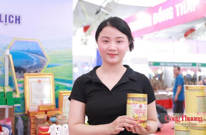 "Tại hội chợ, người tiêu dùng thường hỏi rất kỹ về nguồn gốc xuất xứ. Nhận thức được điều đó, chúng tôi đã tích hợp mã QR truy xuất nguồn gốc, vùng nguyên liệu ngay trong từng sản phẩm để khách hàng yên tâm", chị Hoa bày tỏ.