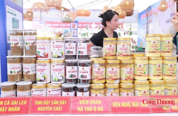 Theo ghi nhận của phóng viên Báo Công Thương, hội chợ là nơi quy tụ hàng loạt sản phẩm công nghiệp nông thôn tiêu biểu, sản phẩm OCOP cùng các mặt hàng đặc trưng vùng miền có chất lượng, nguồn gốc xuất xứ rõ ràng. Trong những ngày đầu mở cửa, sức mua tại các gian hàng khá lớn.