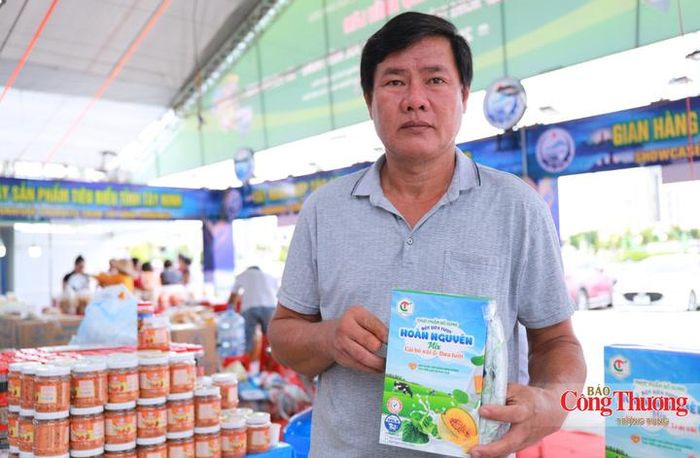 Ông Lê Minh Chánh (đại diện gian hàng tỉnh Tây Ninh) phấn khởi cho biết, các sản phẩm như bột rau củ, dược liệu hay cà thảo dược được khách hàng rất ưa chuộng. Chỉ trong 2 ngày mở bán, gian hàng của ông đã thu về hơn 10 triệu đồng.