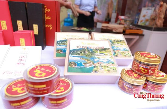 Đa dạng các sản phẩm công nghiệp nông thôn để người dân và du khách lựa chọn.