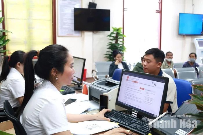 Các TTHC của người dân được cán bộ Trung tâm PVHCC xã Thiệu Hóa giải quyết nhanh gọn.