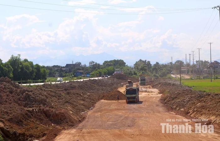 Các đơn vị thi công tại những điểm đã được bàn giao mặt bằng. Ảnh: Hữu Đại