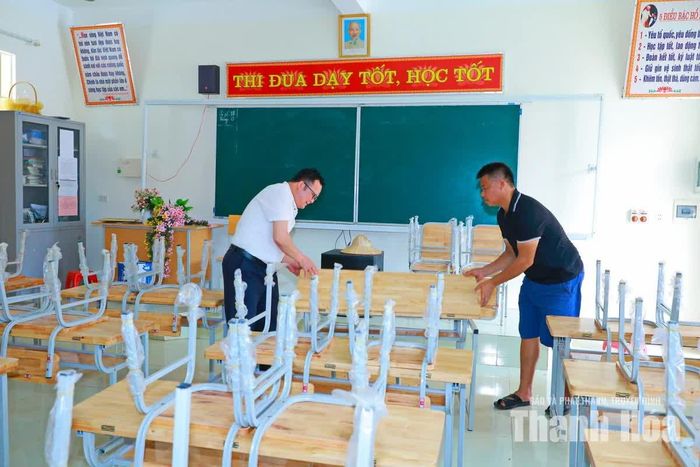 Những phòng học sáng, rộng, bàn ghế được bố trí sẵn sàng cho những tiết học đầu tiên của năm học mới.