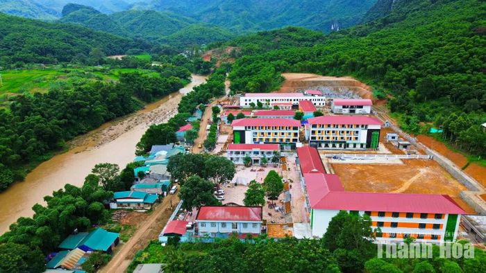Những dãy nhà mới đang tạo nên diện mạo tươi sáng cho ngôi trường giữa núi rừng Sơn Thủy.
