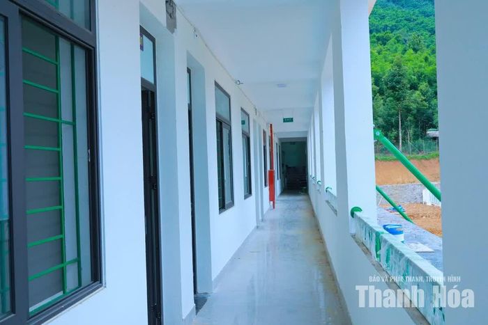 Hiện công trình trường Phổ thông nội trú TH&THCS Sơn Thủy đã hoàn thành 96% khối lượng xây lắp, đơn vị thi công quyết tâm đưa công trình về đích đúng kế hoạch vào ngày 30/8/2026.