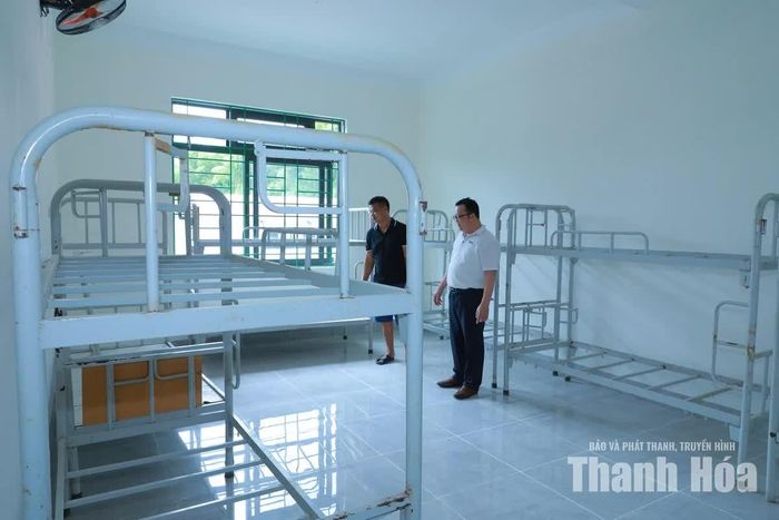 Từ chiếc giường, bàn học đến không gian sinh hoạt đều hướng tới mục tiêu tạo môi trường học tập, ăn ở thuận tiện, an toàn cho học sinh.