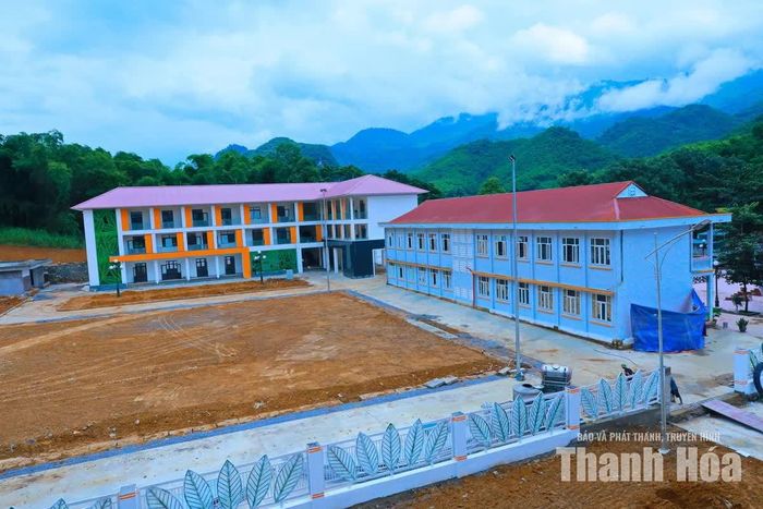 Sân bóng đang được hoàn thiện tạo điều kiện thuận lợi hơn cho học sinh học tập, vui chơi và rèn luyện thể chất.