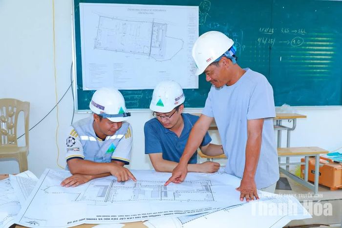 Những phần việc cuối cùng trên công trường đang được các cán bộ kỹ thuật, công nhân vẫn khẩn trương hoàn thiện.
