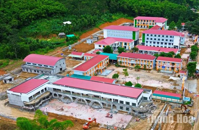 Những khối nhà mới đã cơ bản thành hình, tạo nên một diện mạo hoàn toàn khác cho khu vực trường học vùng biên.
