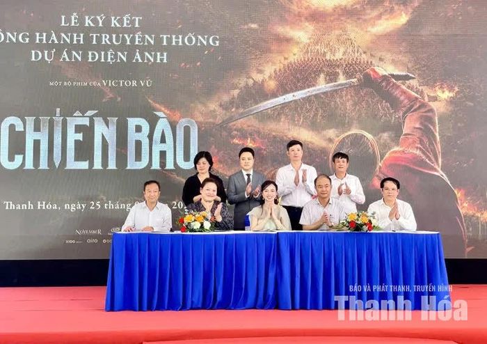 Lễ ký kết thỏa thuận đồng hành truyền thông giữa UBND tỉnh Thanh Hóa với đoàn làm phim “Chiến bào” tại Khu Di tích lịch sử Lam Kinh.