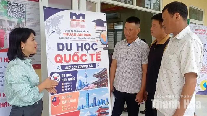 Xã Bát Mọt phối hợp với doanh nghiệp tổ chức tư vấn thị trường lao động cho người dân.