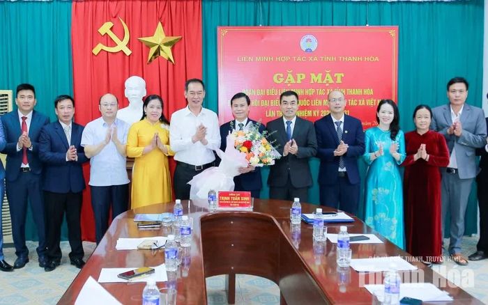 Phó Bí thư Tỉnh ủy Trịnh Tuấn Sinh cùng các đồng chí lãnh đạo tỉnh tặng hoa chúc mừng đoàn đại biểu.