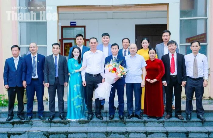 Phó Bí thư Tỉnh ủy Trịnh Tuấn Sinh và Phó Chủ tịch UBND tỉnh Cao Văn Cường chụp ảnh lưu niệm với đoàn đại biểu.