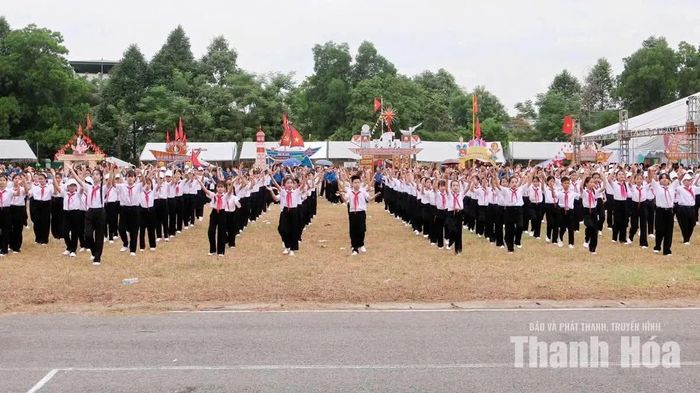 Phần đồng diễn của thanh, thiếu nhi phường Tĩnh Gia. Ảnh: Đoàn phường Tĩnh Gia cung cấp.