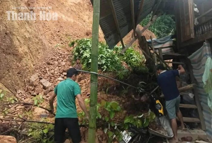 Sạt lở làm ảnh hưởng nhà ở và tài sản của hộ gia đình ông Hà Văn Thiến ở bản Chiềng.