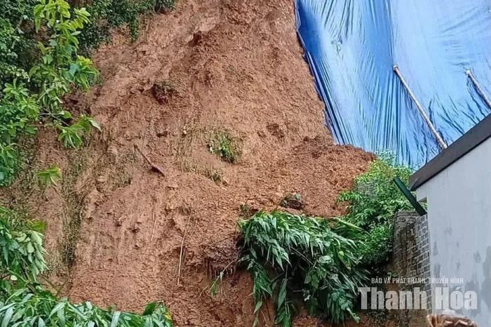 Nhiều điểm sạt lở ta luy dương ảnh hưởng đến các hộ dân trên địa bàn xã Hiền Kiệt.