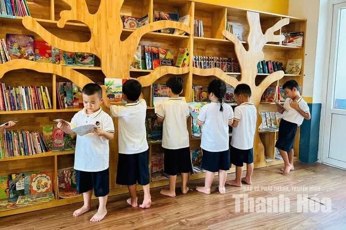Học sinh Trường Tiểu học, THCS&THPT QTHSchool đọc sách tại thư viện trường.