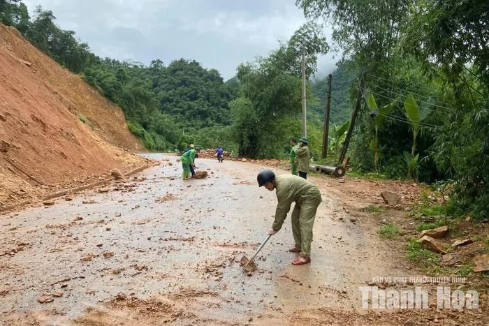 Xã Trung Hạ huy động lực lượng giải toả ách tắc, đảm bảo giao thông bình thường.