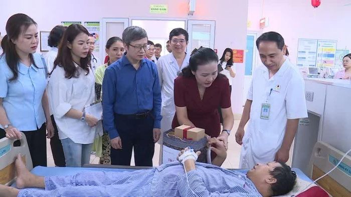 Đại diện Ban Tổ chức thăm hỏi, động viên bệnh nhân đang điều trị tại Bệnh viện Ung bướu tỉnh Thanh Hóa.