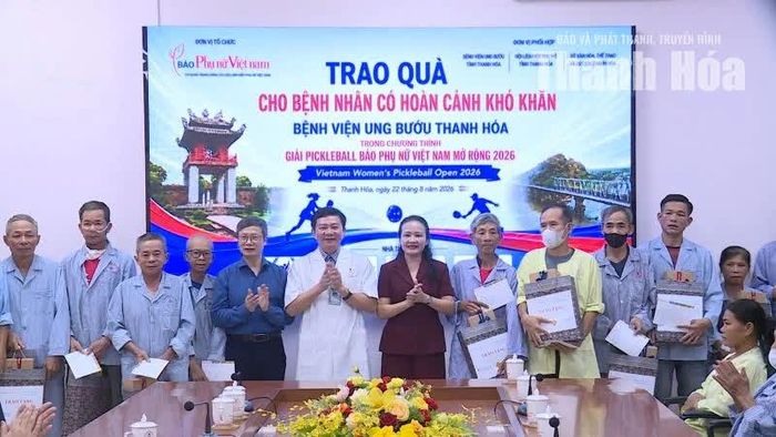 Ban Tổ chức chương trình và lãnh đạo Bệnh viện Ung bướu tỉnh Thanh Hóa trao quà cho bệnh nhân có hoàn cảnh khó khăn.