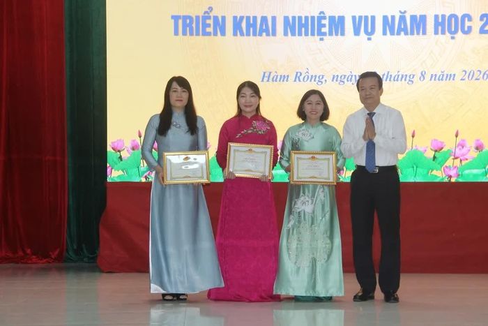 Đại diện lãnh đạo phường Hàm Rồng trao giấy khen cho 3 tập thể đạt danh hiệu Lao động tiên tiến.