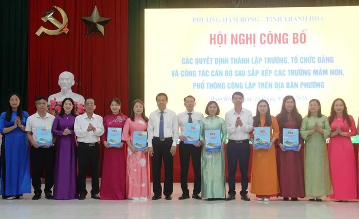 Đại diện lãnh đạo phường Hàm Rồng trao quyết định bổ nhiệm 7 Hiệu trưởng mới sau sắp xếp các trường học.