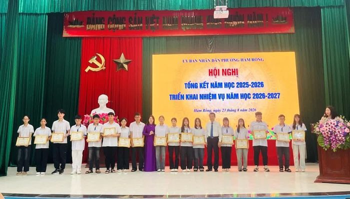 Đại diện lãnh đạo phường Hàm Rồng khen thưởng cho 18 học sinh đoạt giải tại Kỳ thi học sinh giỏi các môn văn hóa cấp THCS năm học 2025-2026.