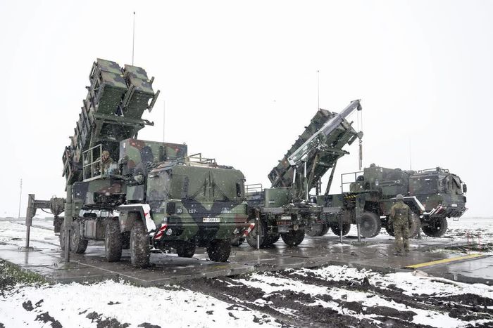 Hệ thống phòng không Patriot ở Ukraine. Ảnh: AP.