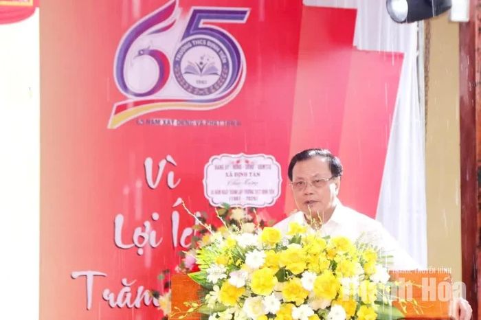 Đồng chí Phạm Quang Nghị, nguyên Ủy viên Bộ Chính trị, nguyên Bí thư Thành ủy Hà Nội, cựu học sinh khoá 1 của nhà trường phát biểu tại lễ kỷ niệm.