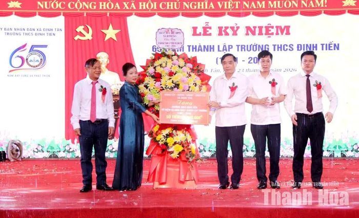 Các đồng chí lãnh đạo xã tặng hoa và quà chúc mừng nhà trường.