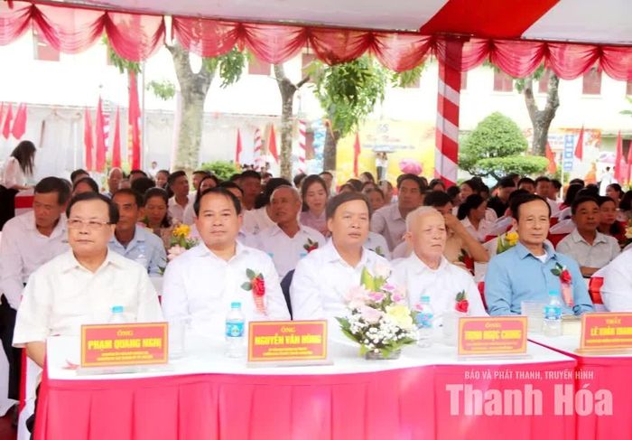 Các đồng chí: Phạm Quang Nghị, nguyên Ủy viên Bộ Chính trị, nguyên Bí thư Thành ủy Hà Nội; Nguyễn Văn Hùng, Ủy viên Ban Thường vụ, Trưởng Ban Tổ chức Tỉnh ủy và các đại biểu dự buổi lễ.