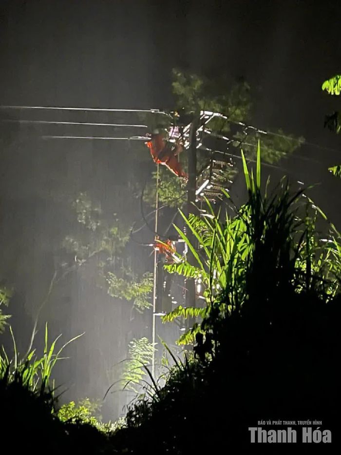 Nhân viên Điện lực trực thuộc Công ty Điện lực Thanh Hóa nỗ lực xử lý sự cố do dông lốc gây ra trên địa bàn.