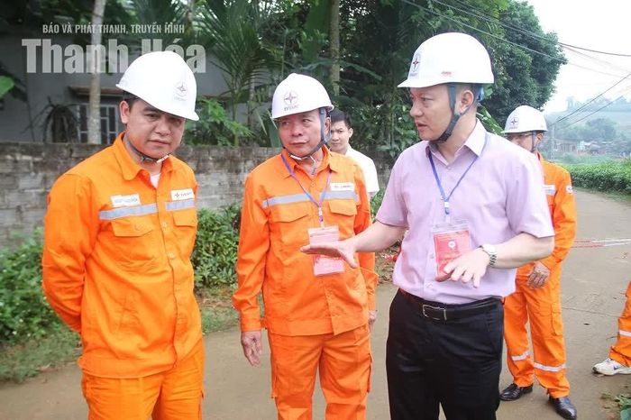 Ông Hoàng Hải, Giám đốc Công ty Điện lực Thanh Hóa trực tiếp có mặt tại hiện trường kiểm tra và chỉ đạo chương trình diễn tập phòng chống thiên tai và tìm kiếm cứu nạn năm 2026.