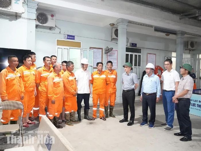 Ông Hoàng Hải, Giám đốc Công ty Điện lực Thanh Hóa thường xuyên làm việc với các đơn vị trực thuộc.